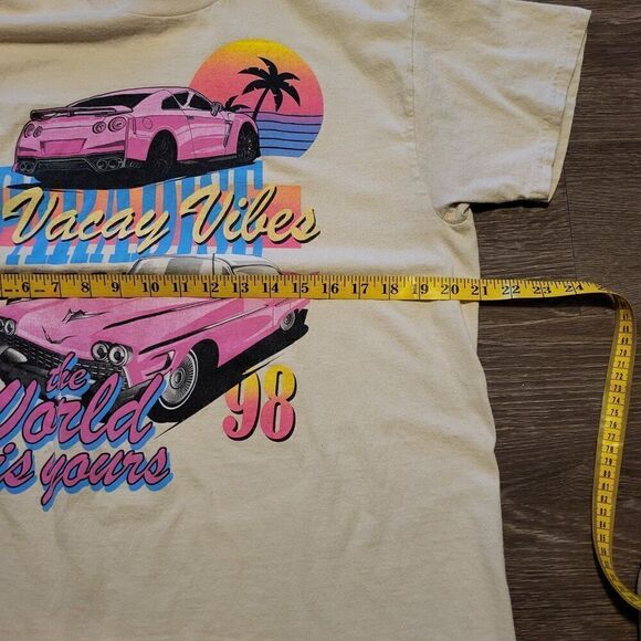 Popular Girl Vacay Vibes The World is Yours 1998 Graphic Tee Shirt Size Large - Picture 4 of 5